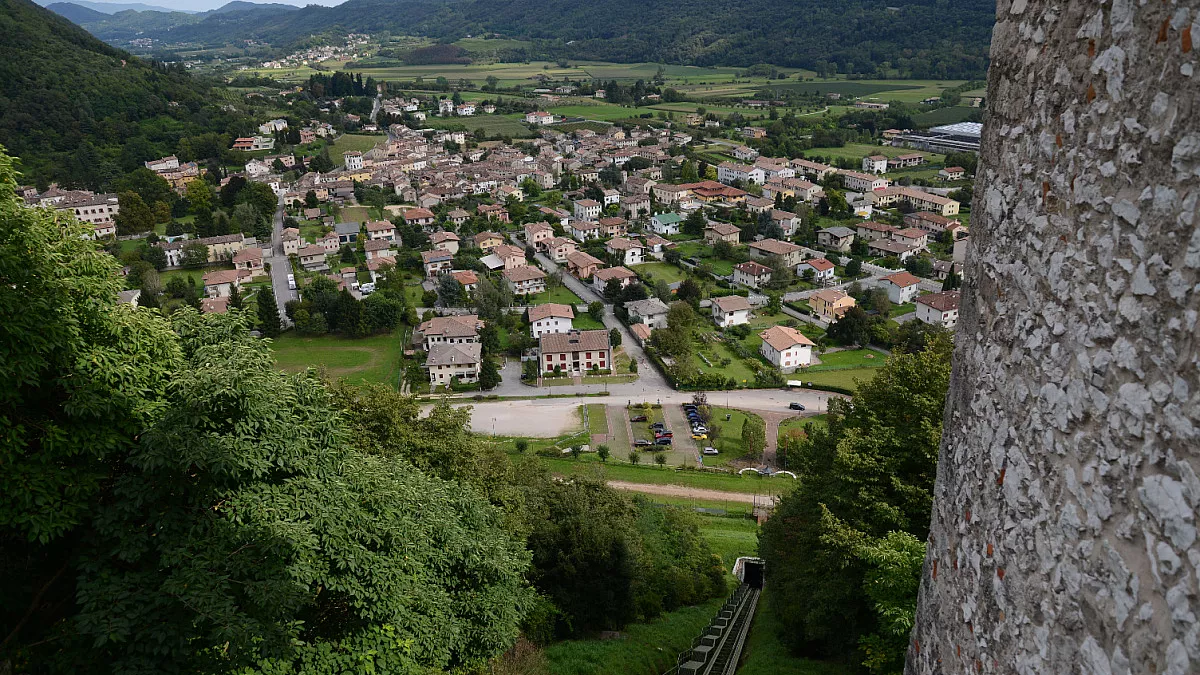 Passo di Praderadego, vista da CastelBrando, il castello di Cison di Valmarino. Shutterstock_2028729869