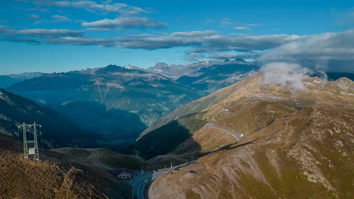 Passo Giovo o Jaufenpass. Shutterstock_2195669085