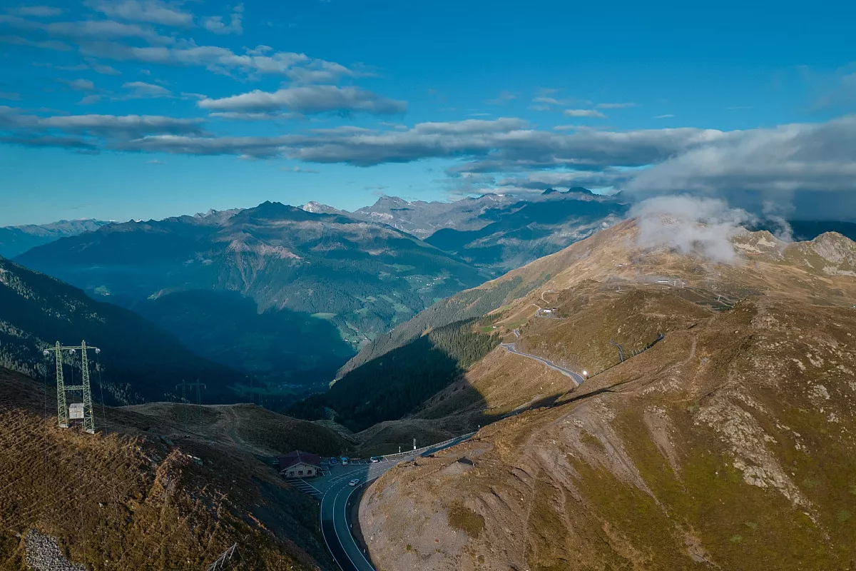 Passo Giovo o Jaufenpass. Shutterstock_2195669085