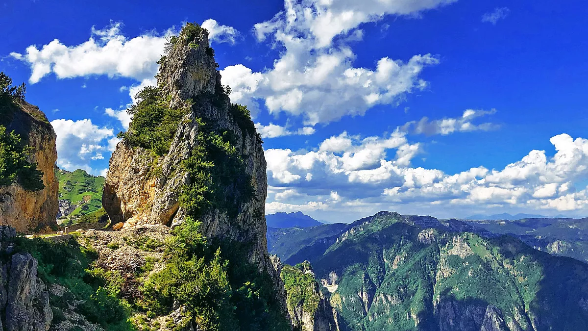 Passo Xomo, sulla Strada delle 52 Gallerie, Veneto. Shutterstock_2057933246
