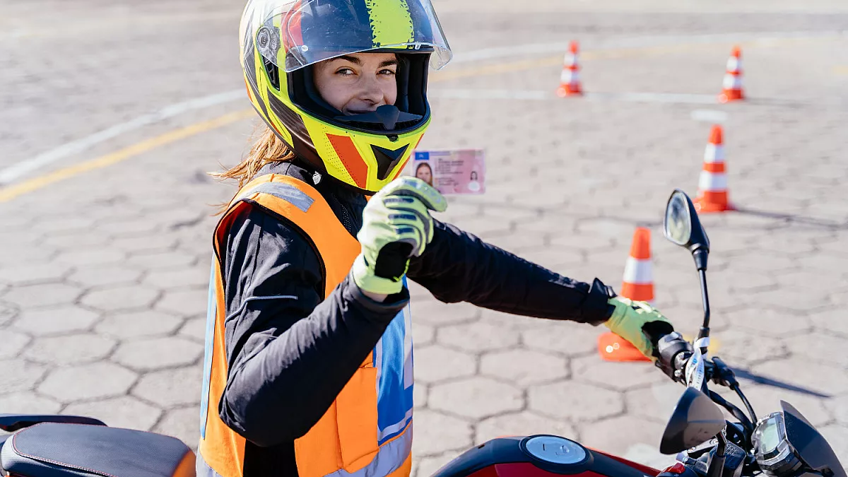 Patente moto e patentino. Shutterstock_2477543021