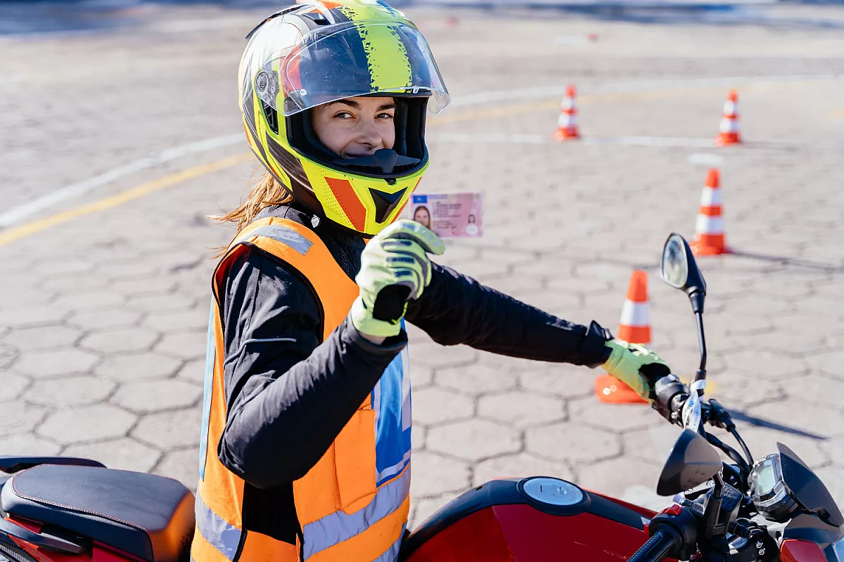 Patente moto e patentino. Shutterstock_2477543021