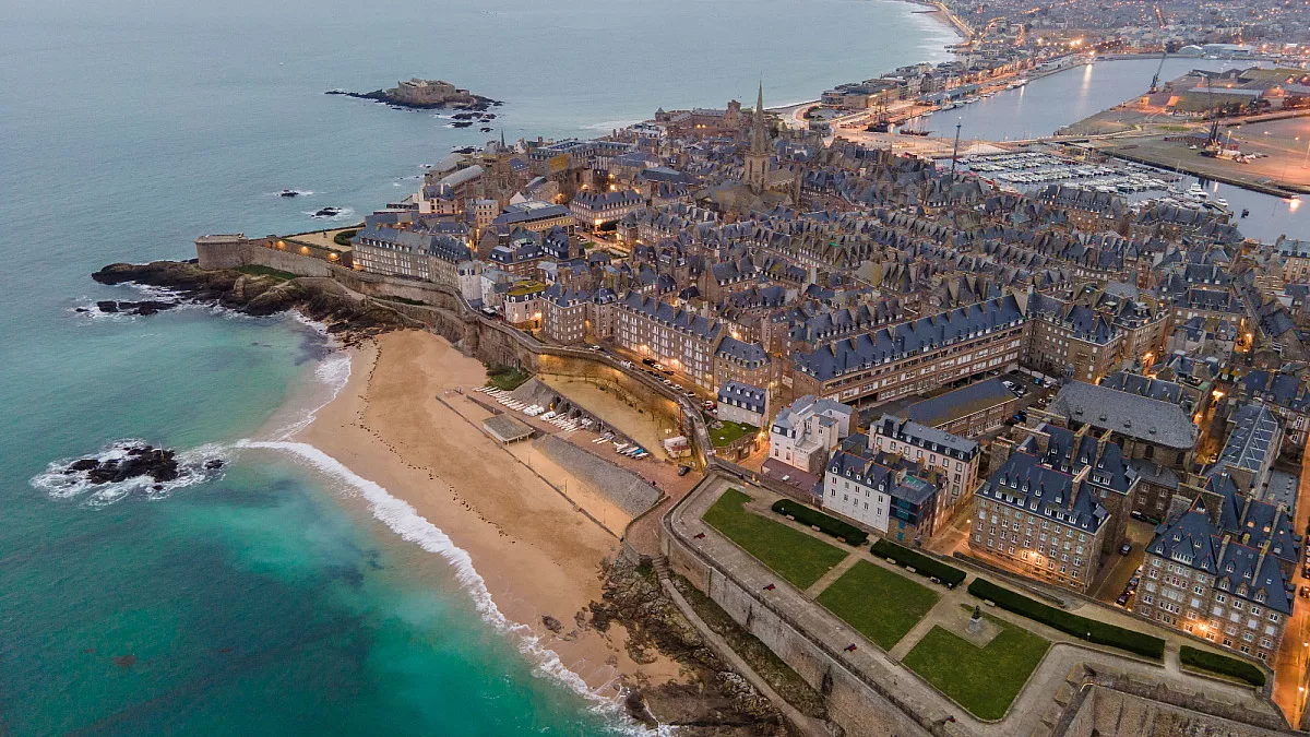 Saint-Malo, Bretagna, Francia. Shutterstock_2383766919