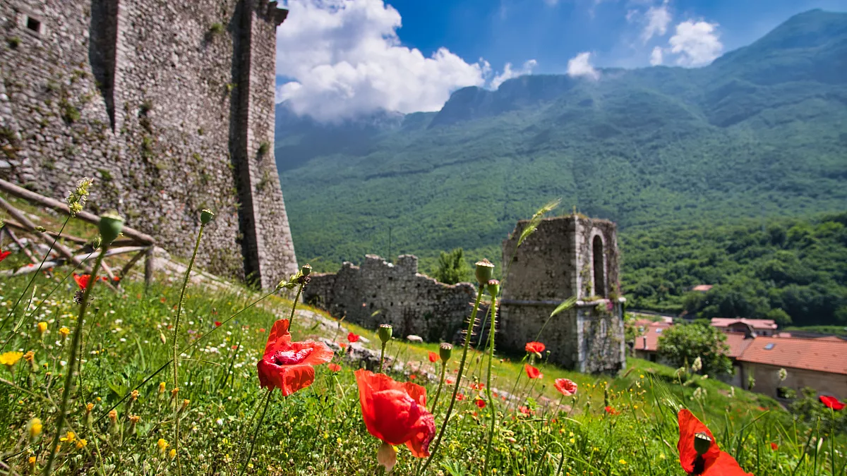 Sicignano degli Alburni, tra natura montana e ruderi storici. 