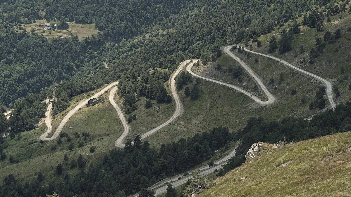 Strada 46 tornanti Limone. Shutterstock_1695663019