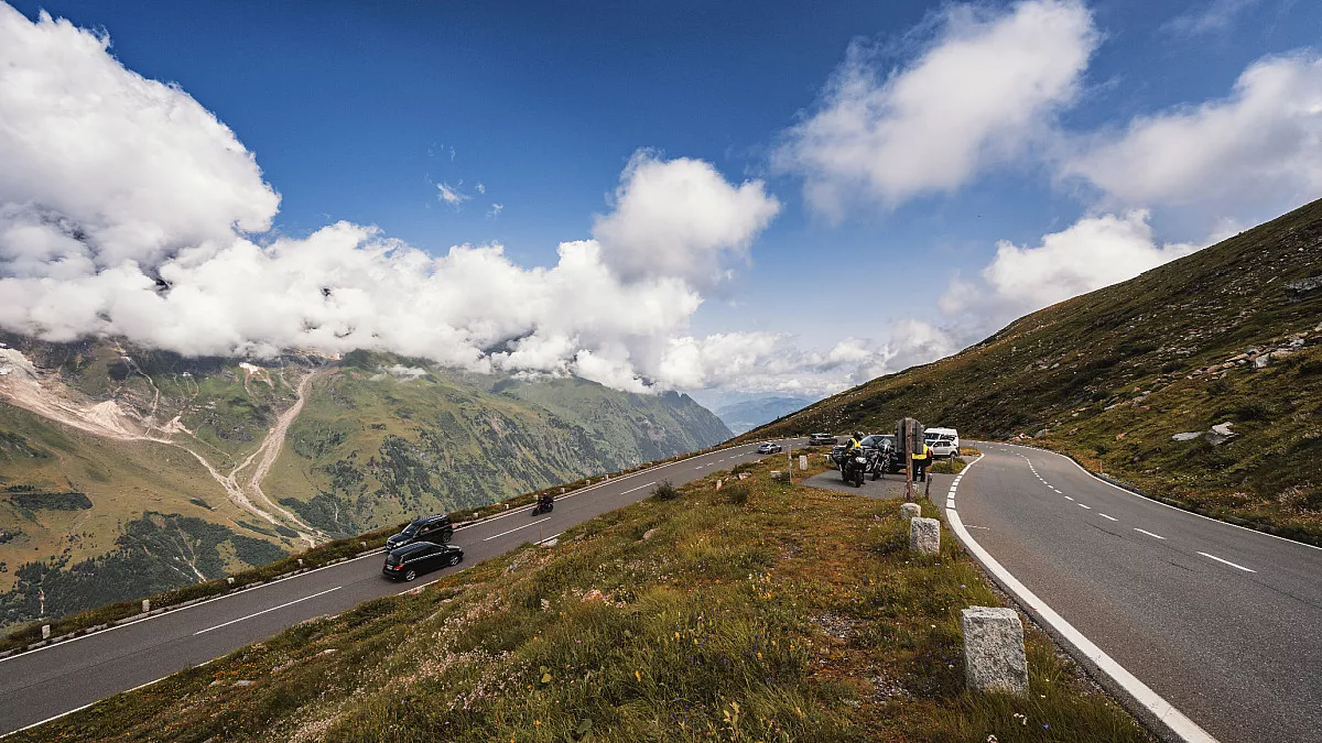 Strade montagna Austria, Großglockner in moto. Shutterstock_2497068499