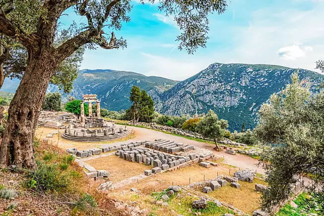 Tempio di Apollo, Delfi, Grecia. Shutterstock_2502082271