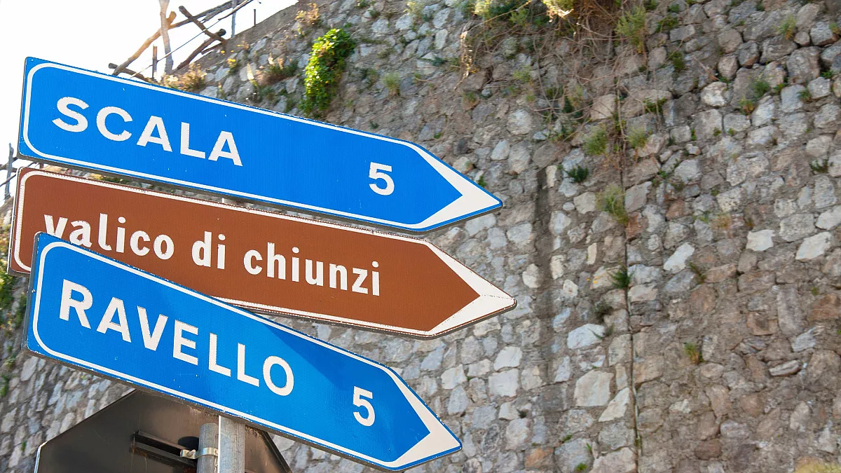 Valico di Chiunzi aperto o chiuso. Shutterstock_696414322