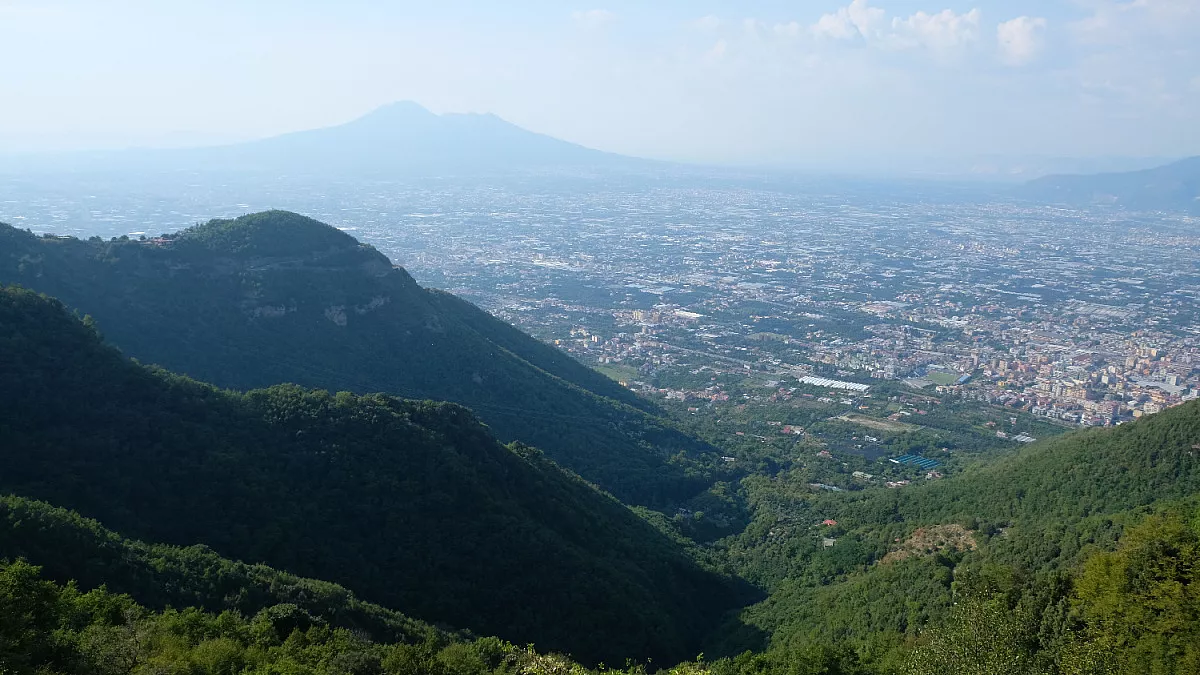 Valico di Chiunzi, Costiera Amalfitana. Shutterstock_2476029129
