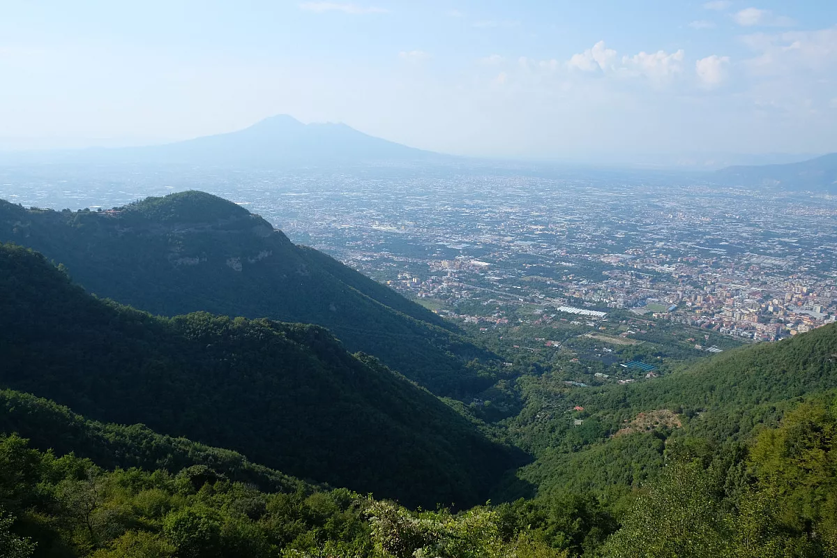 Valico di Chiunzi, Costiera Amalfitana. Shutterstock_2476029129