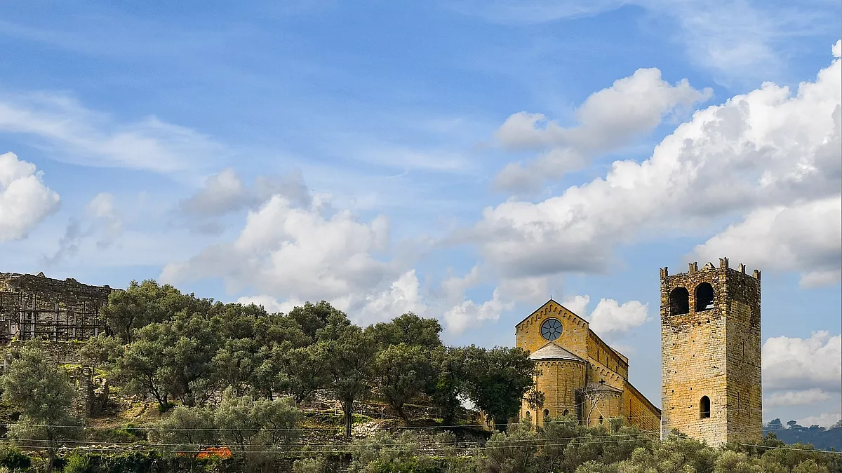I resti del Castello di Andora con accanto la Chiesa dei Santi Giacomo e Filippo. 