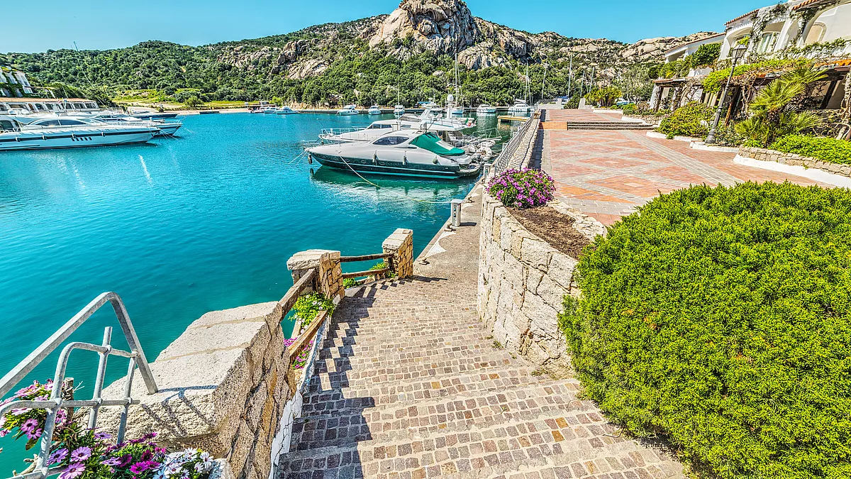 Il lungomare su Poltu Quatu.