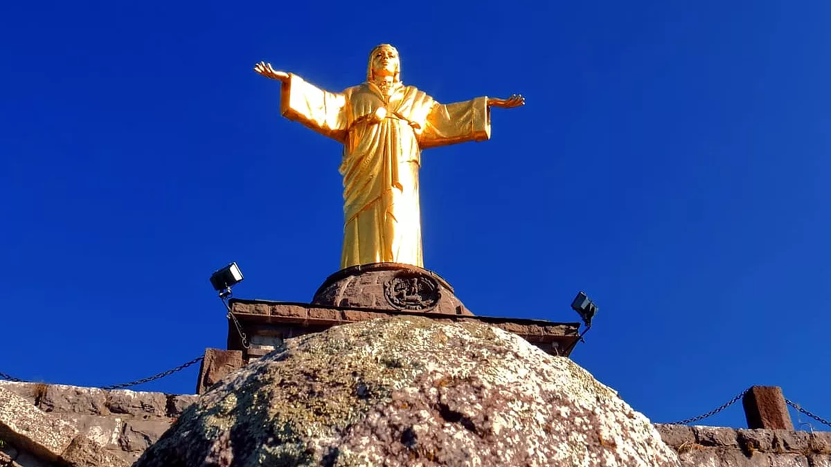 La statua di Cristo Re, presso il Colle della Maddalena.
