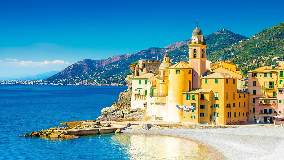 Camogli, Liguria. Vista sulla Basilica di Santa Maria Assunta. Shutterstock_2468423687