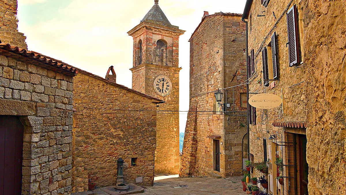 La Torre dell'Orologio, nel centro di Casale Marittimo. 
