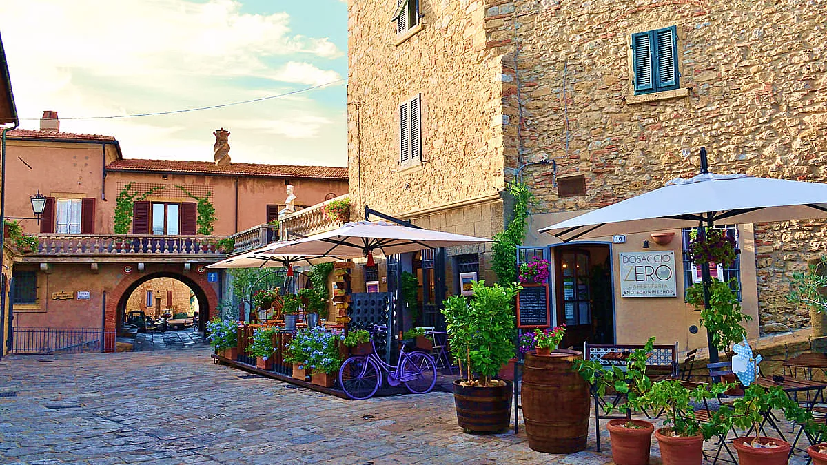 Osterie ed enoteche in Piazza del Popolo, nel centro di Casale Marittimo. 