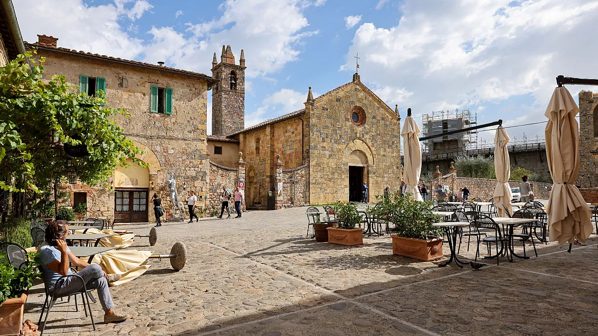 Chiesa di Santa Maria Assunta di Monteriggioni, vista di Piazza Roma. Monteriggioni, Toscana. Shutterstock_2392333931