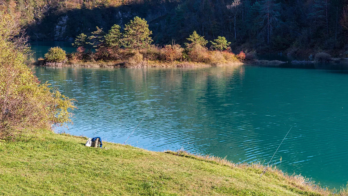 Lago di Verzegnis dal torrente Ambiesta. Shutterstock_1244239090