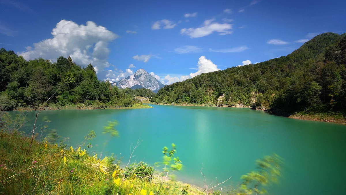 Lago di Verzegnis. Shutterstock_459856876