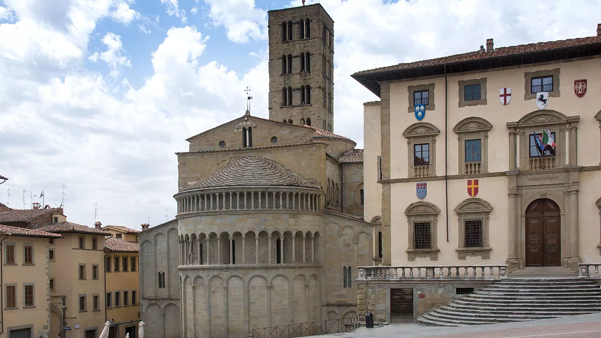 Palazzo Bruni e Torre dell'Orologio, Piazza Tarlati, Bibbiena, AR. Shutterstock_688937929