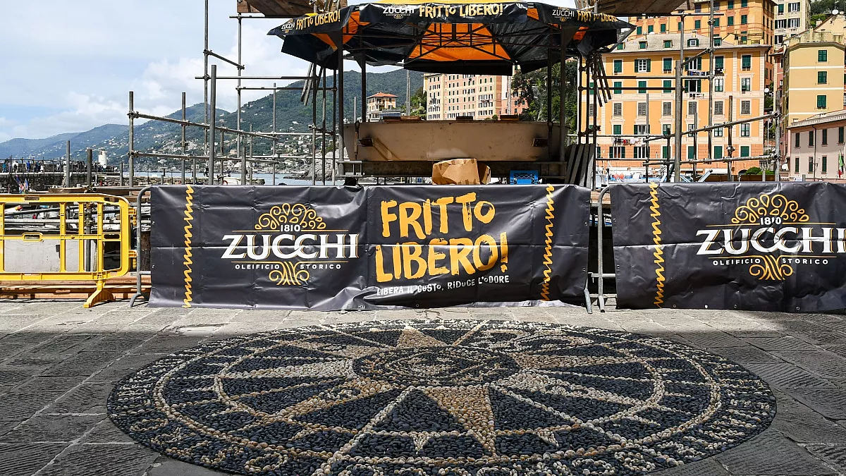 Primo piano della decorazione a forma di rosa dei venti di Piazza Cristoforo Colombo, ovvero il Porticciolo di Camogli, Liguria. Shutterstock_2669560195