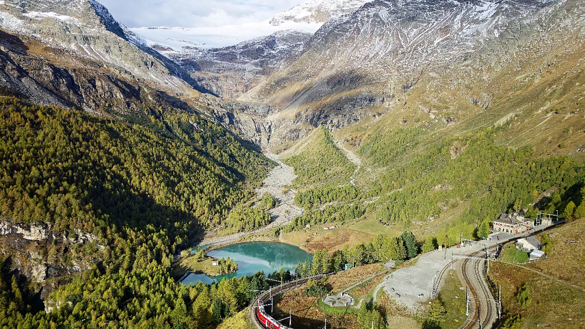 Poschiavo e Trenino Rosso del Bernina, Canton Grigioni, Svizzera. Shutterstock_2652931067