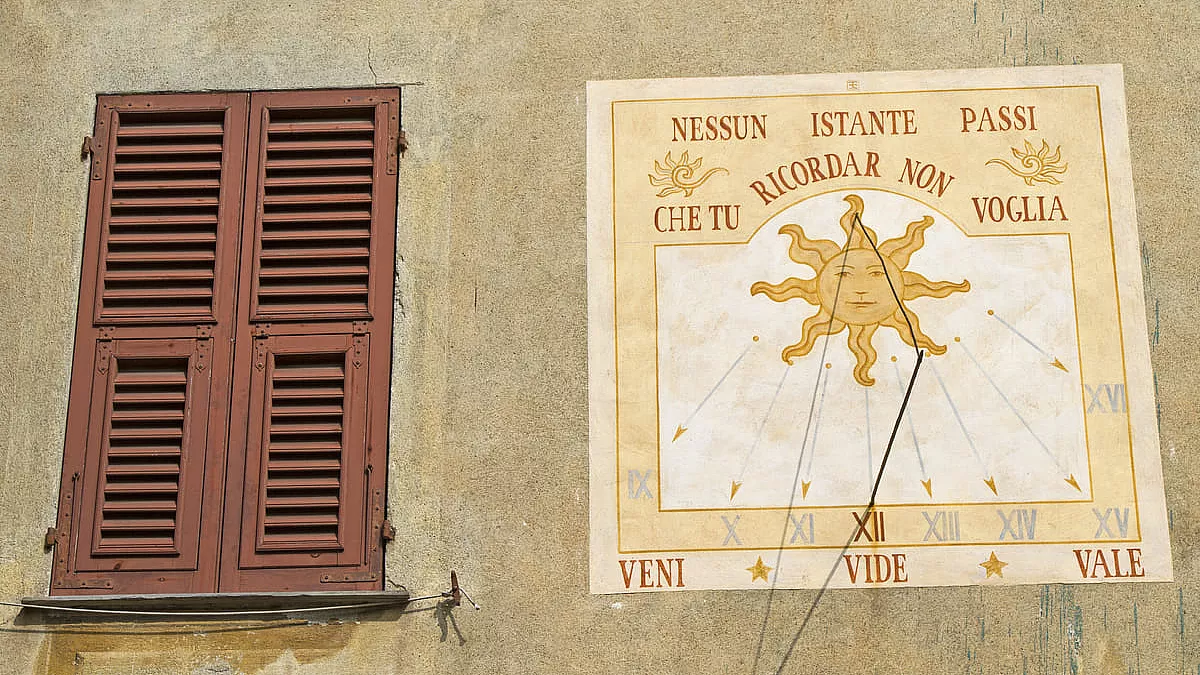 Nei borghi liguri si trovano sempre meridiane interessanti e particolari; Sassello non fa eccezione.  