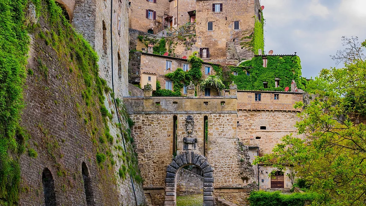 La Porta dei Merli, che introduce al borgo storico di Sorano. 
