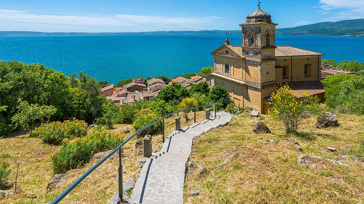 La Chiesa di Santa Maria Assunta, da cui parte la scalinata per salire alla Rocca Orsini.