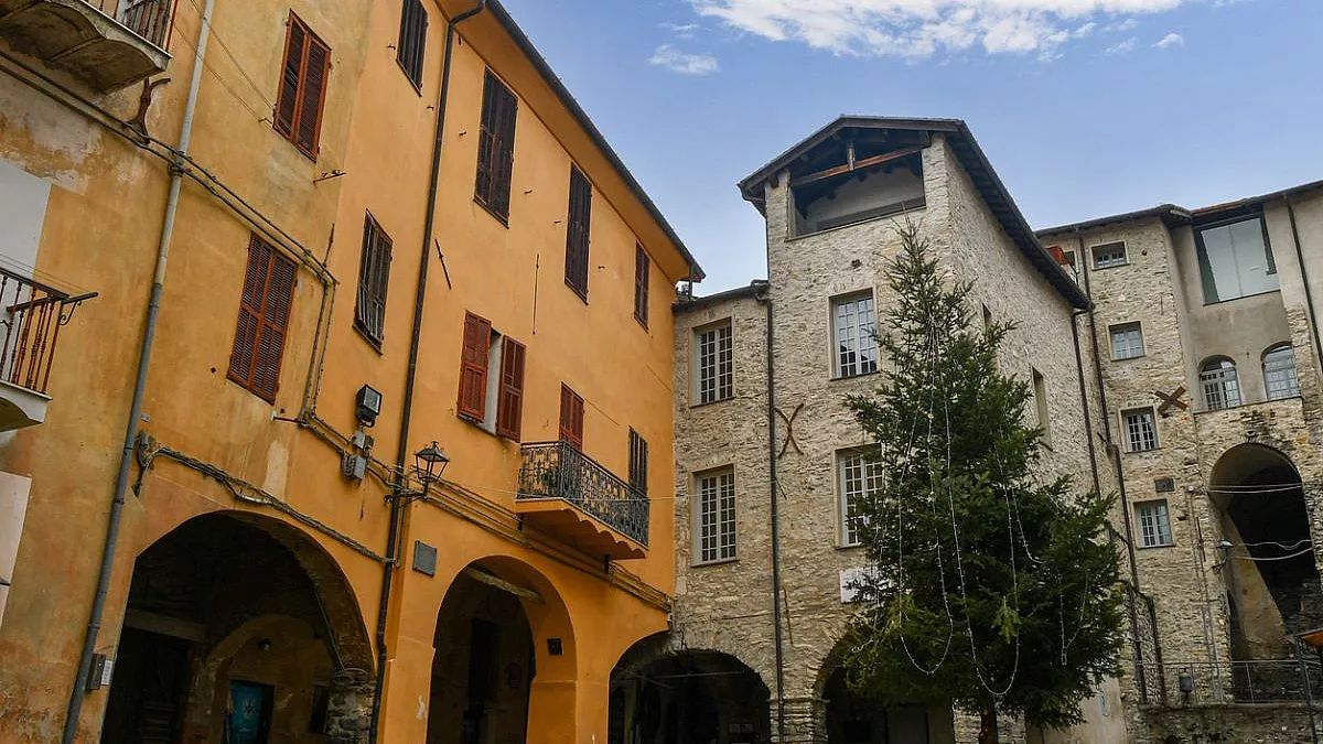 Triora, Piazza Reggio e Palazzo Stella, sede del Museo Etnografico e della Stregoneria di Triora. 2078700115