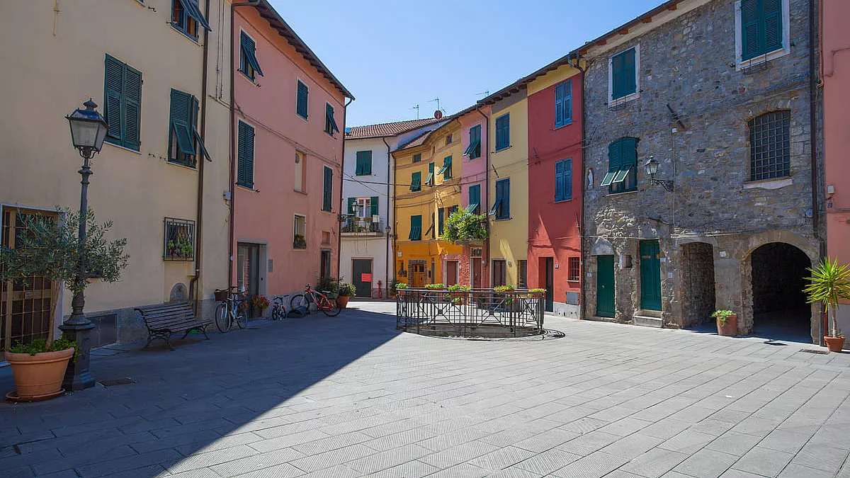 Brugnato e le sue inconfondibili facciate colorate. 