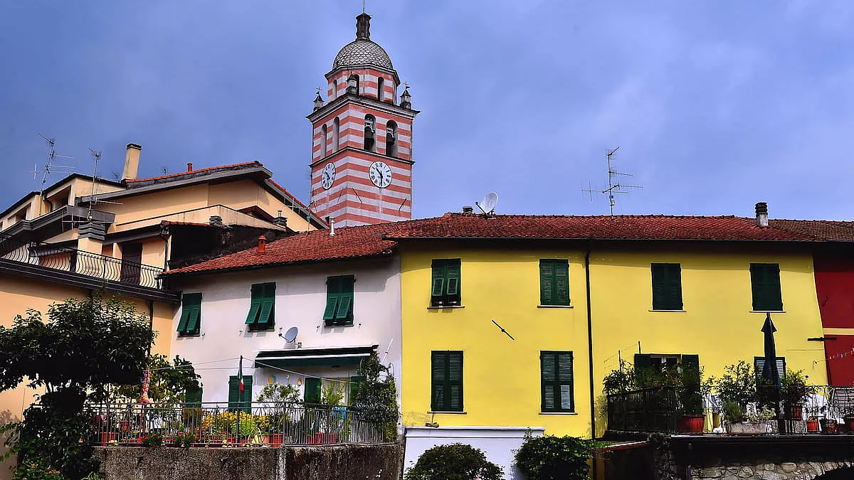 Il centro storico di Brugnato, su cui svetta la Concattedrale dei Santi Pietro, Lorenzo e Colombano.