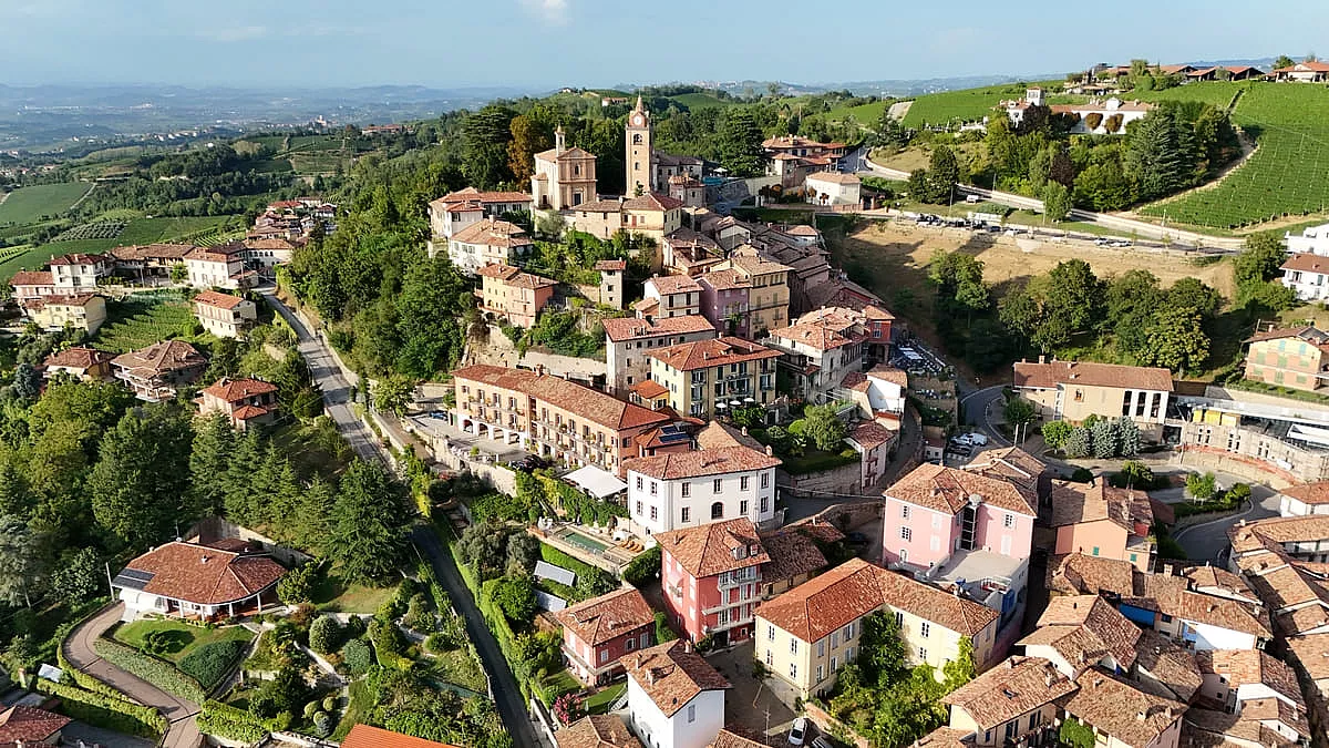 Monforte d'Alba, circondata dalle Langhe del Barolo