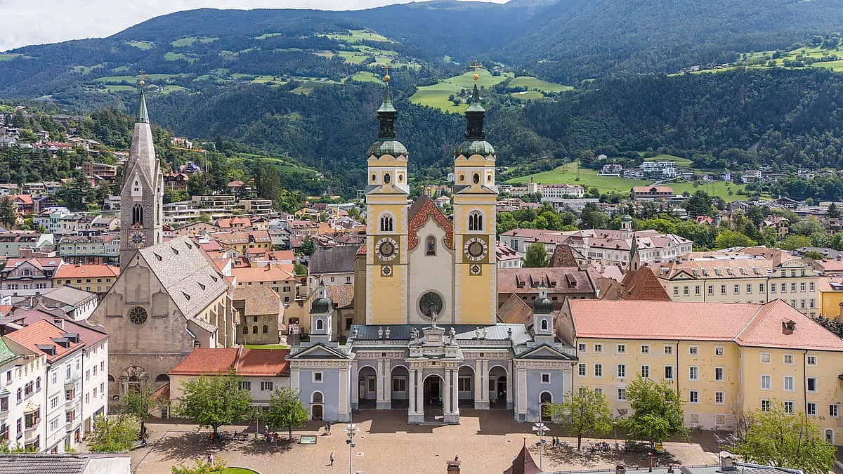 Vista dall'alto di Bressanone, con al centro il Duomo.