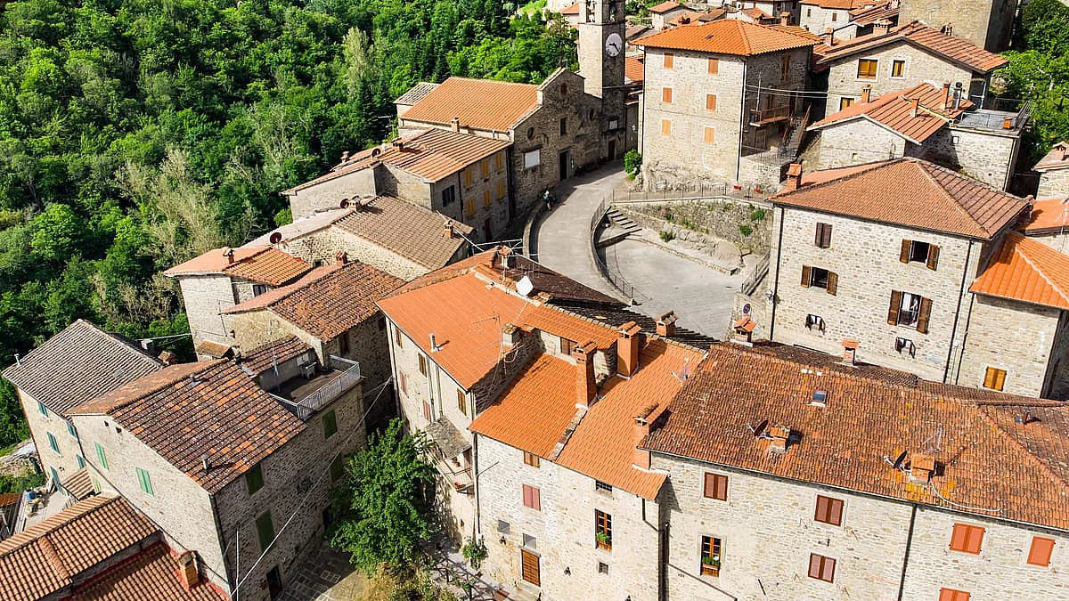 Vista sul borgo storico di Raggiolo, in Toscana.