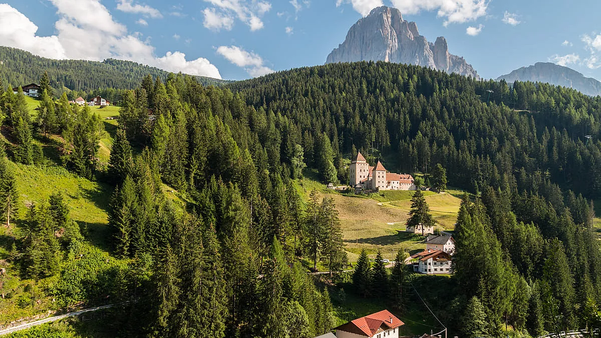 Il Castel Gardena - Fischburg, tra i pascoli e i boschi di Santa Cristina Valgardena. 