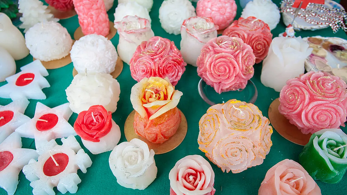 Alcune delle particolarissime candele della manifestazione Candele a Candelara.