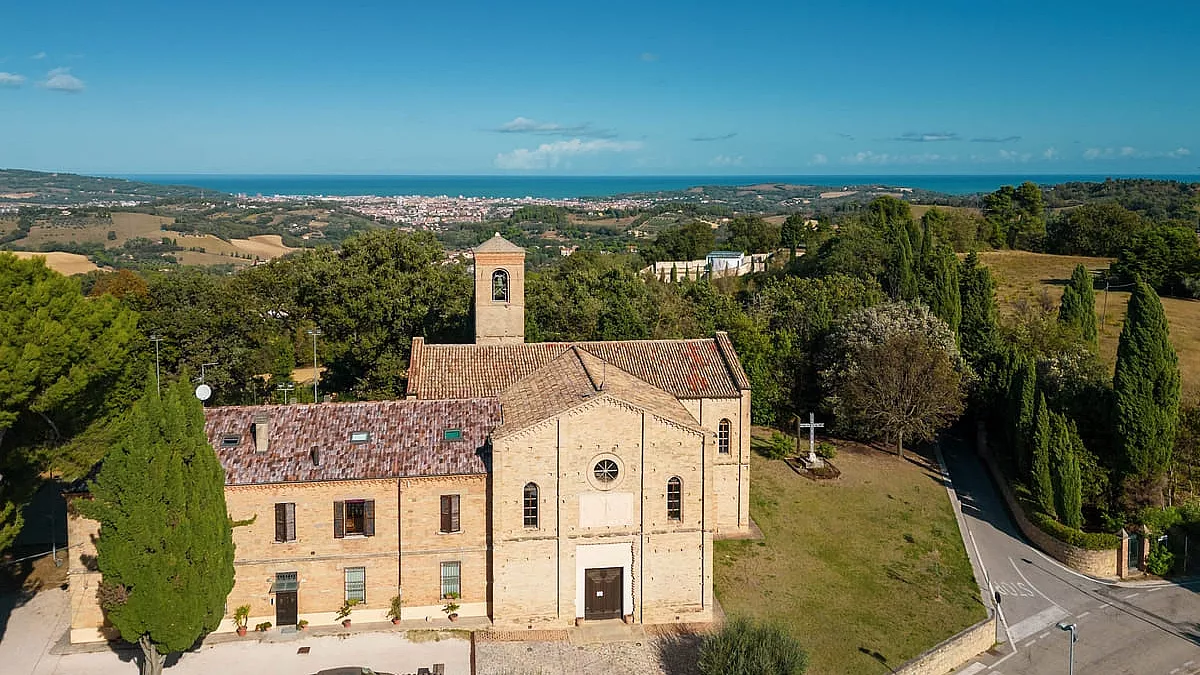 La Pieve di Santo Stefano, una delle attrazioni sulla collina di Candelara.