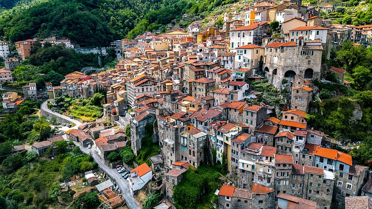 Ceriana, adagiata su un colle della Valle dell'Arnea, Liguria.