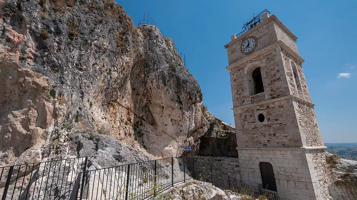 La chiesa di Sant'Antonio Abate a ridosso della rupe di Pietracupa.