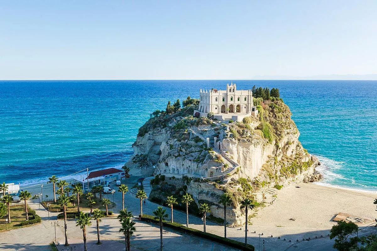 Il Santuario di Santa Maria dell'Isola, a Tropea.