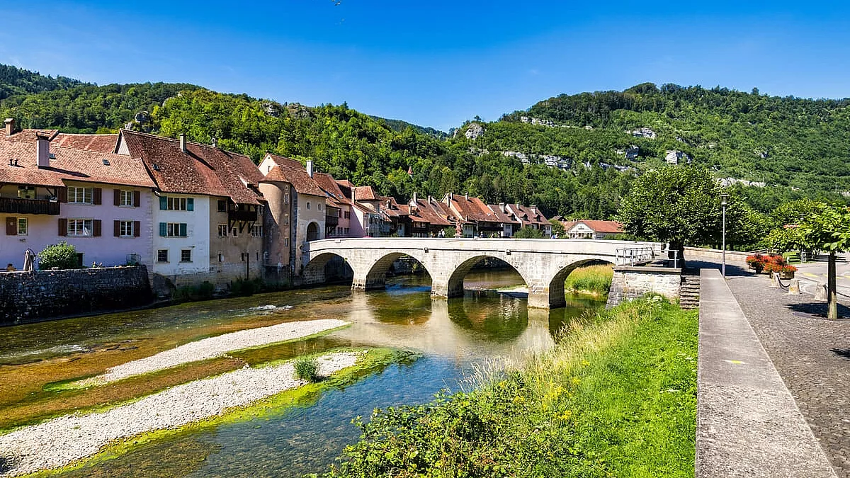 Il ponte medievale sul fiume Doubs, Saint-Ursanne.