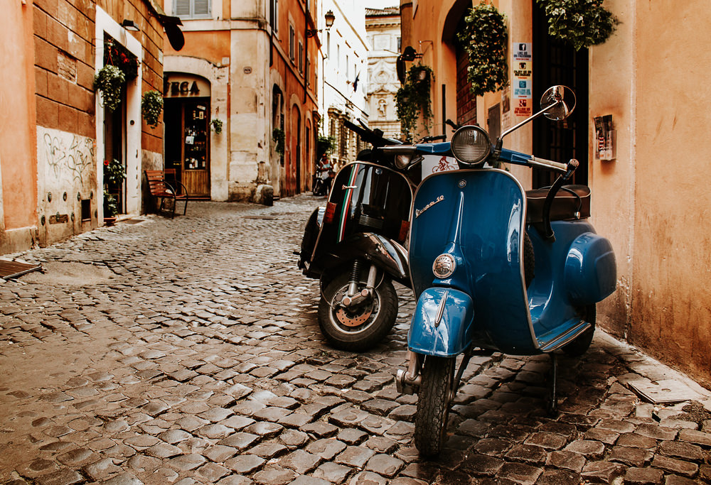 Vespa parcheggiata in una via di Roma