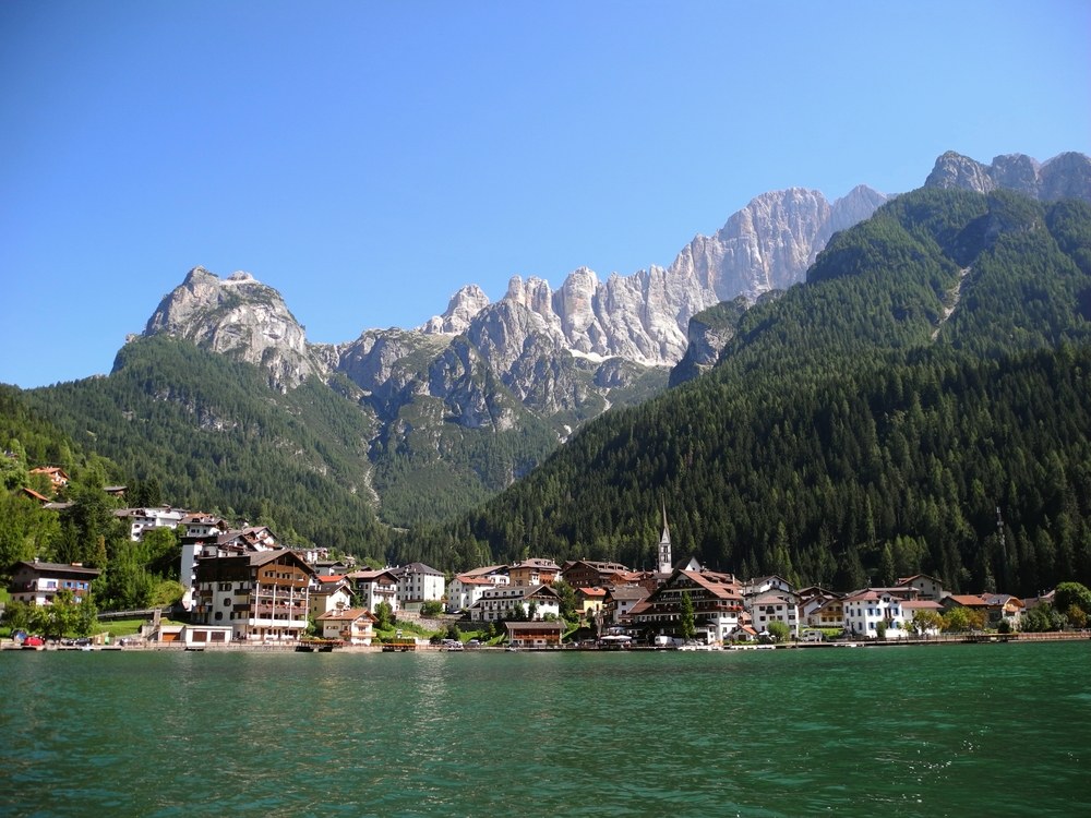 Lago di Alleghe_shutterstock_546454963