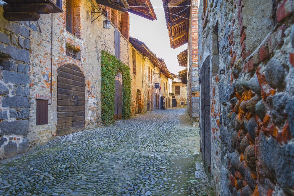 Itinerari in moto Piemonte. Ricetto di Candelo