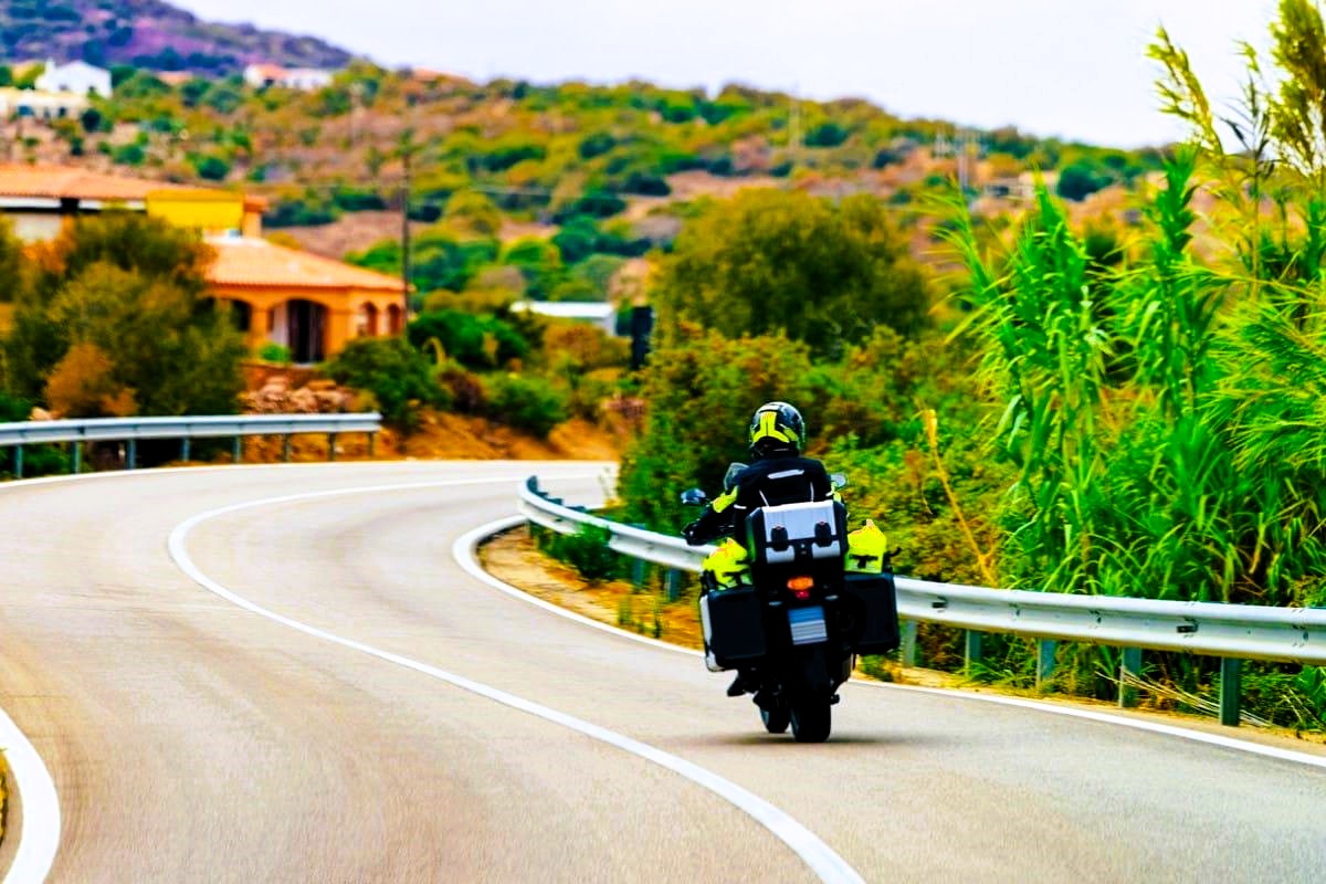 Sardegna delle curve in piega sull'Orientale Sarda